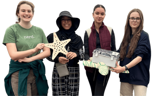 Équipe de filles présentant leur projet Bleu Brillant